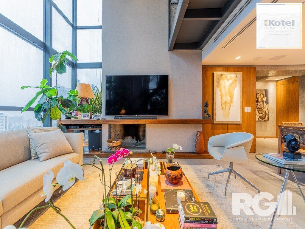 Belíssimo apartamento no Glass Aurélio andar alto,  Living com pé direito duplo,  174m² privativos finamente decorado no Moinhos de Vento — foto 3