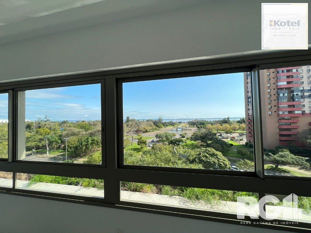 Apartamento com 143 m² privativos, possui 3 suítes, (sendo 1 máster), living, cozinha, dependência de empregada, lavabo, 143 m² de área privativa, 2 vagas de garagem. — foto 3