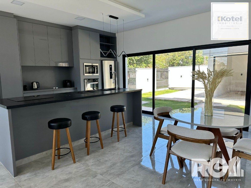 Casa de alto padrão a venda, totalmente mobiliada, com 2 dormitórios, 1 suite e 2 vagas no centro de Nova Santa Rita. — foto 3