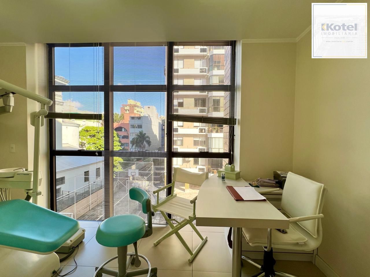 Clínica Odontológica mobiliada e equipada, 38 m2 com 2 vagas individuais na Av. Vinte e Quatro de Outubro