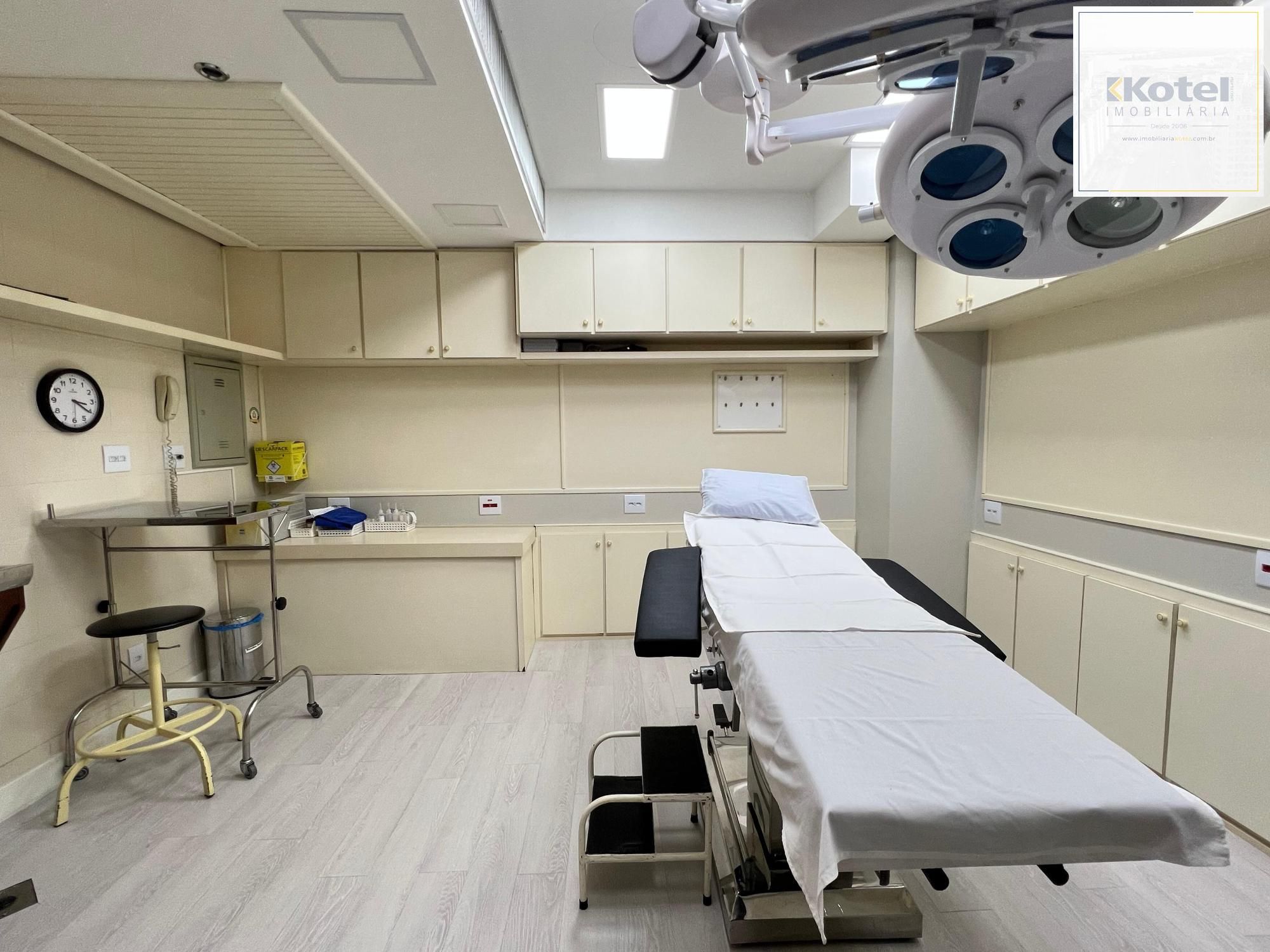 Espetacular Clínica de Cirurgia Médica toda montada à venda na Av. Carlos Gomes em Porto Alegre