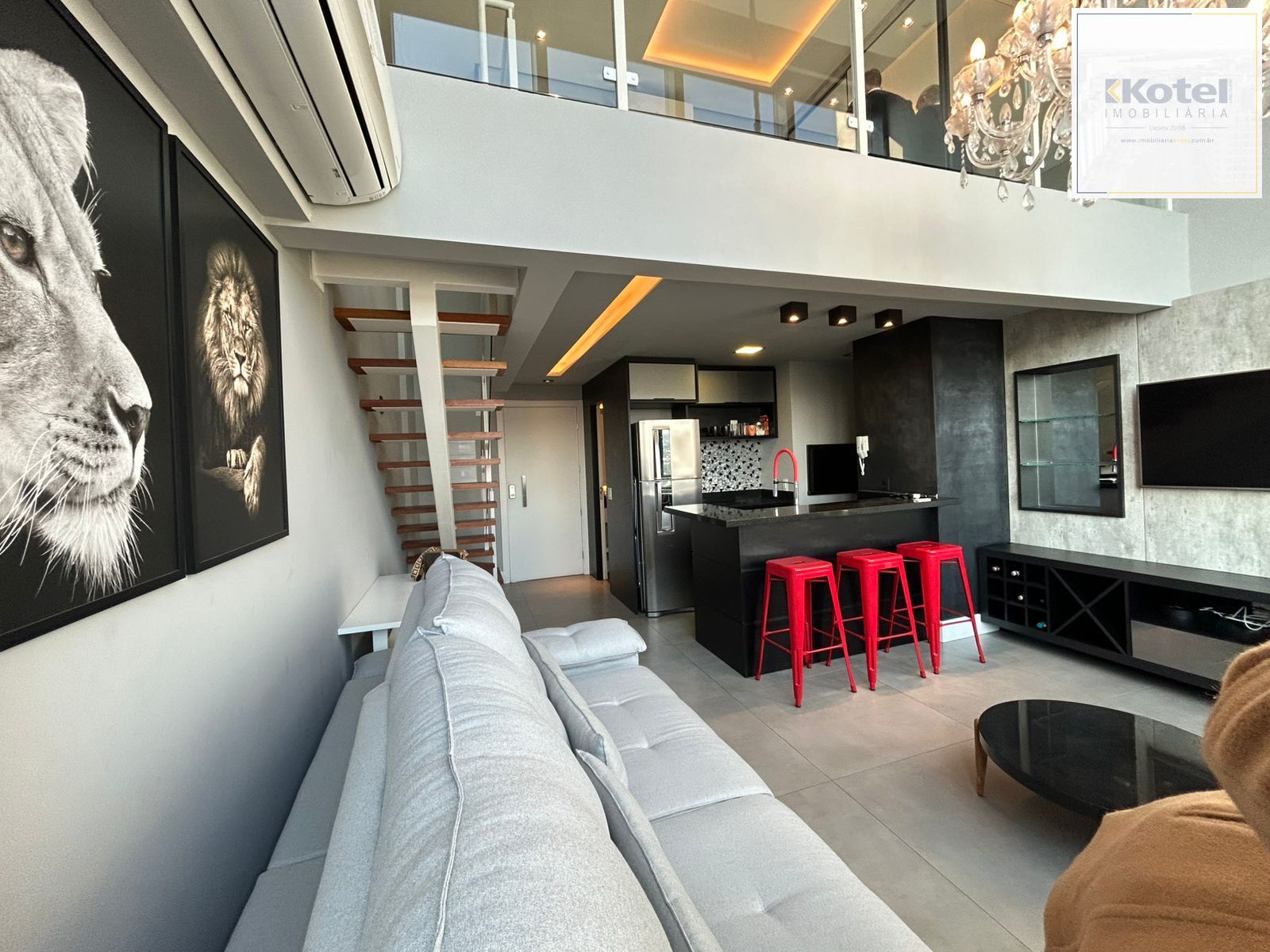 Apartamento duplex a venda, mobiliado e decorado, planta de 57 m2 com 1 dormitório, 2 vagas e 1 depósito.