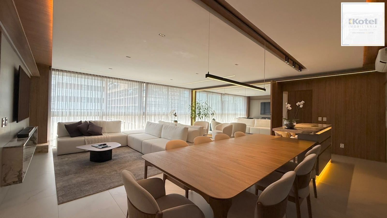 Apartamento mobiliado e decorado, planta de 159 m2, 3 suítes, 2 vagas no Condomínio Artur505