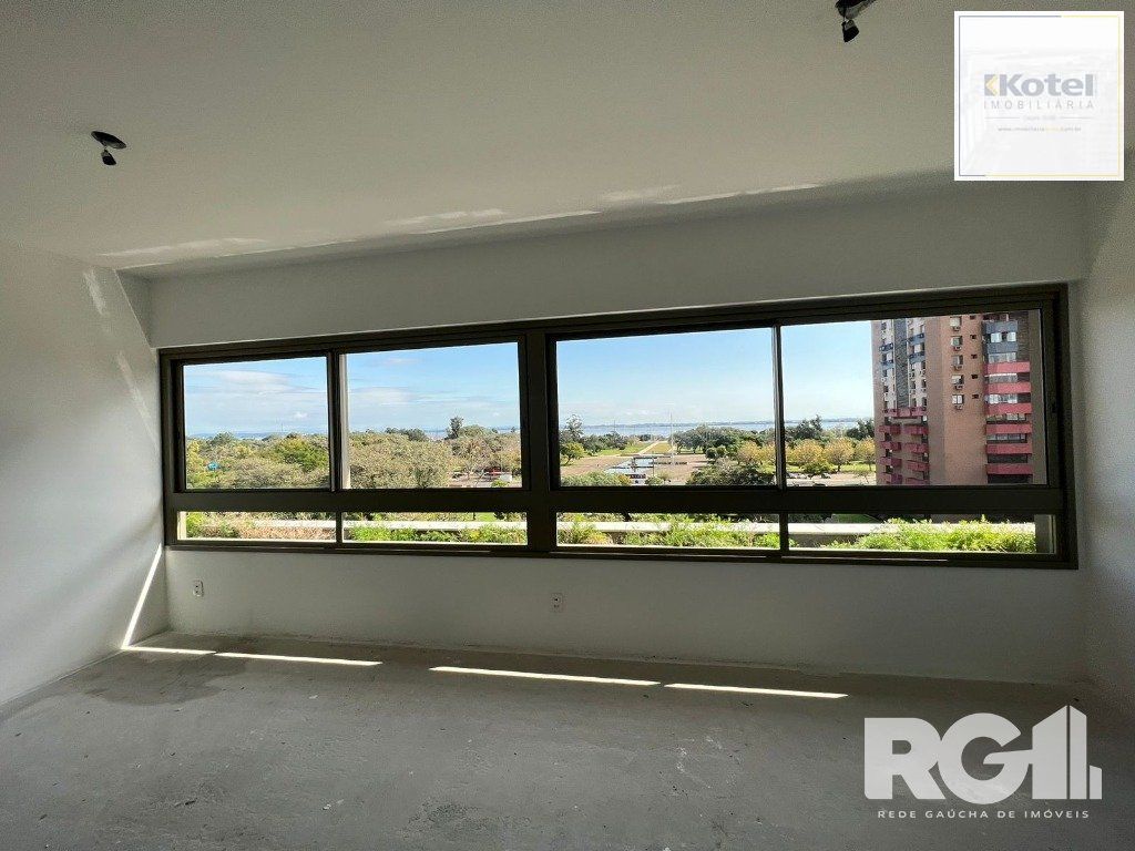 Apartamento com 143 m² privativos, possui 3 suítes, (sendo 1 máster), living, cozinha, dependência de empregada, lavabo, 143 m² de área privativa, 2 vagas de garagem. — foto 2