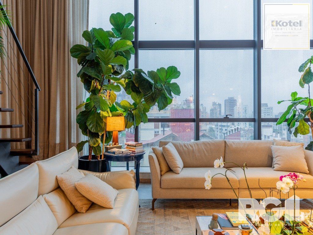 Belíssimo apartamento no Glass Aurélio andar alto,  Living com pé direito duplo,  174m² privativos finamente decorado no Moinhos de Vento — foto 2