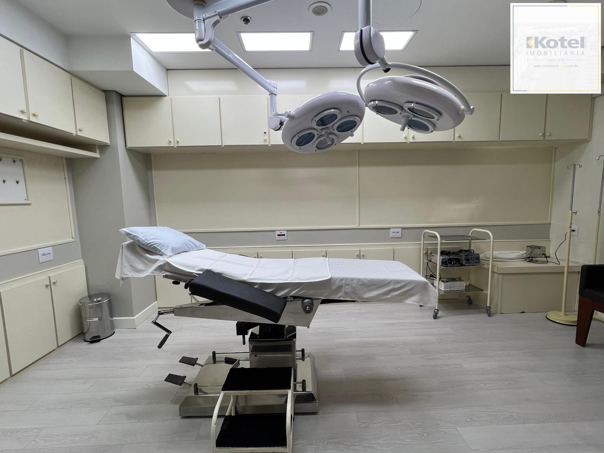 Espetacular Clínica de Cirurgia Médica toda montada à venda na Av. Carlos Gomes em Porto Alegre