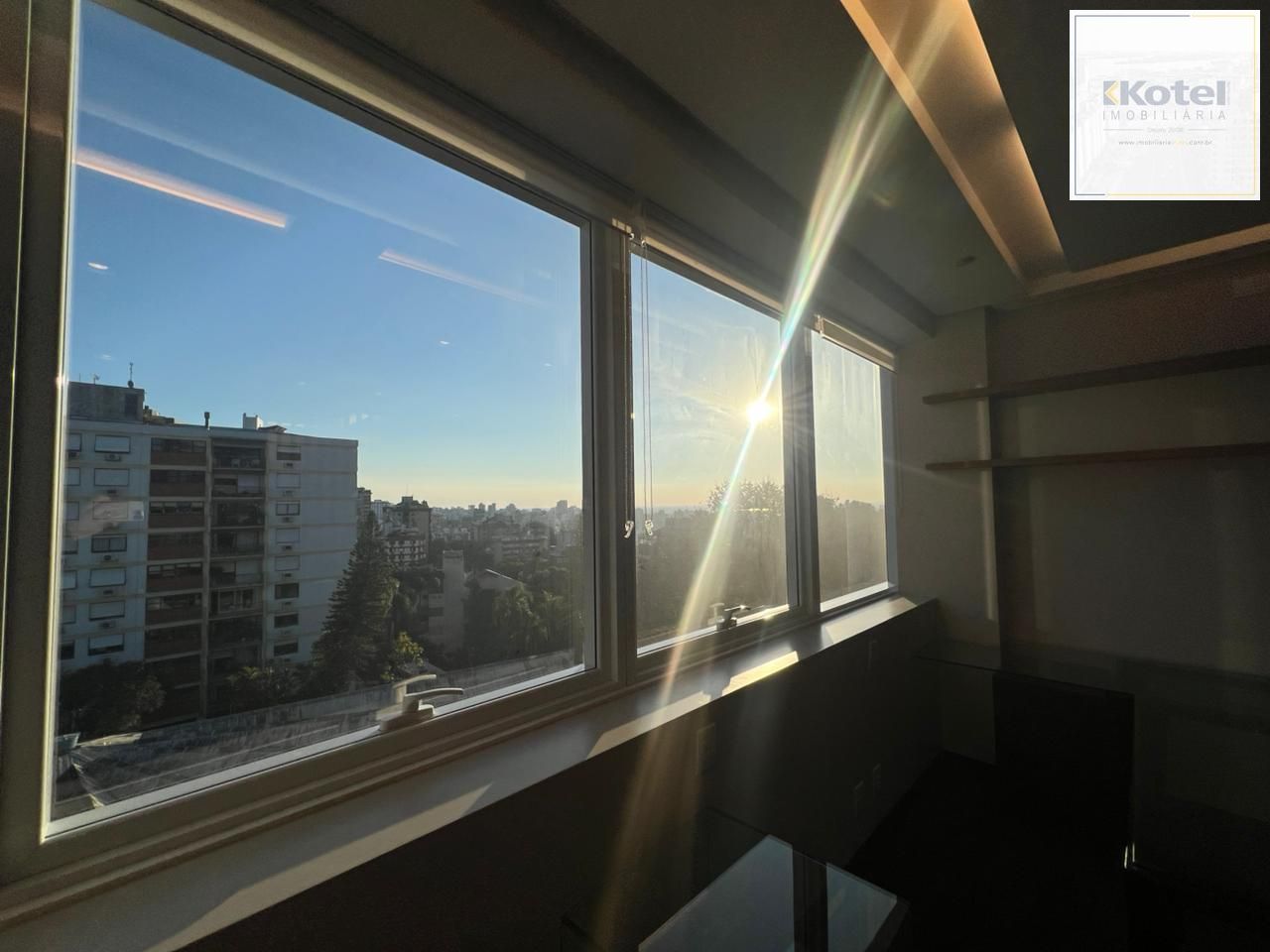 Sala comercial mobiliada com 40 m2 para alugar na Av. Anita Garibaldi.