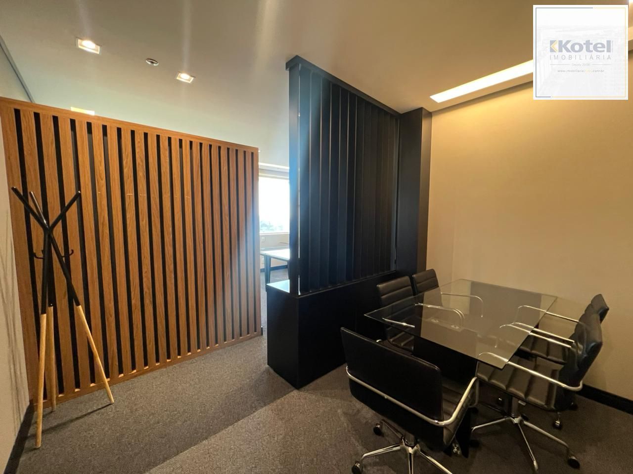 Sala comercial mobiliada com 40 m2 para alugar na Av. Anita Garibaldi.