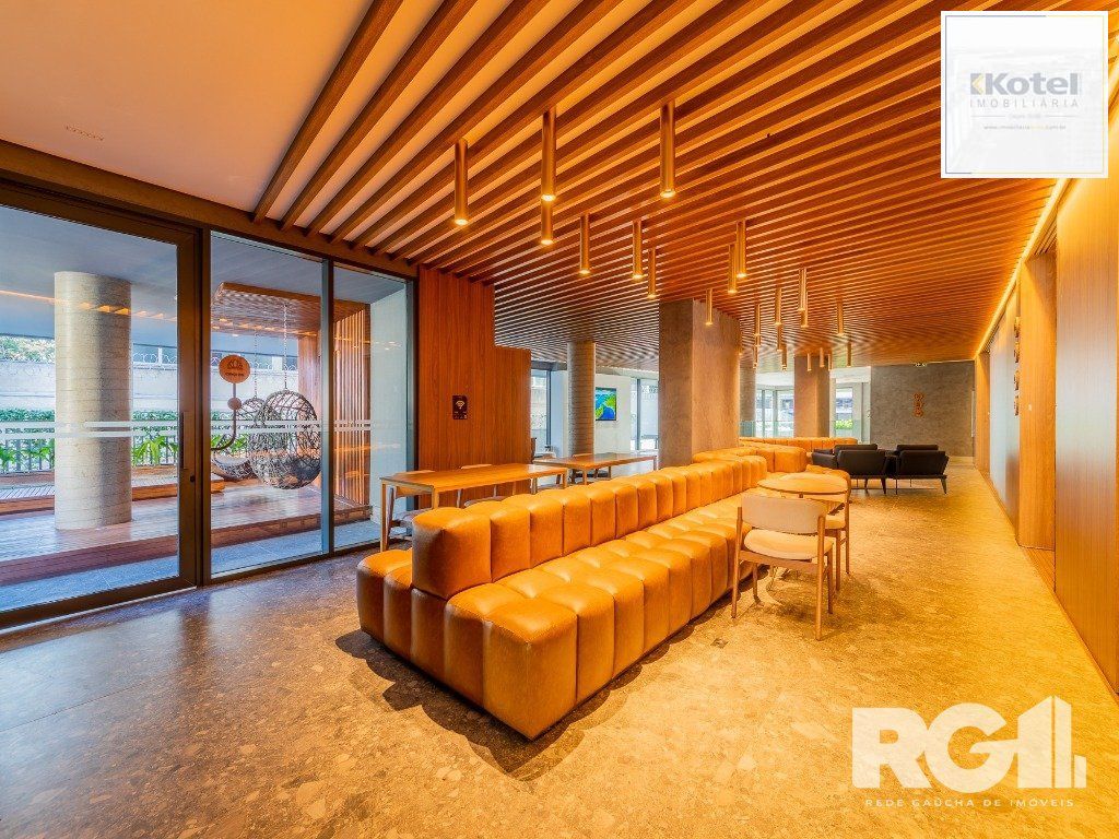 Loft de alto padrão construtivo no bairro Moinhos de Vento, planta de 29,60 m2 privativos com porcelanato, forro em gesso e aberturas em alumínio com vidros duplos. — foto 3