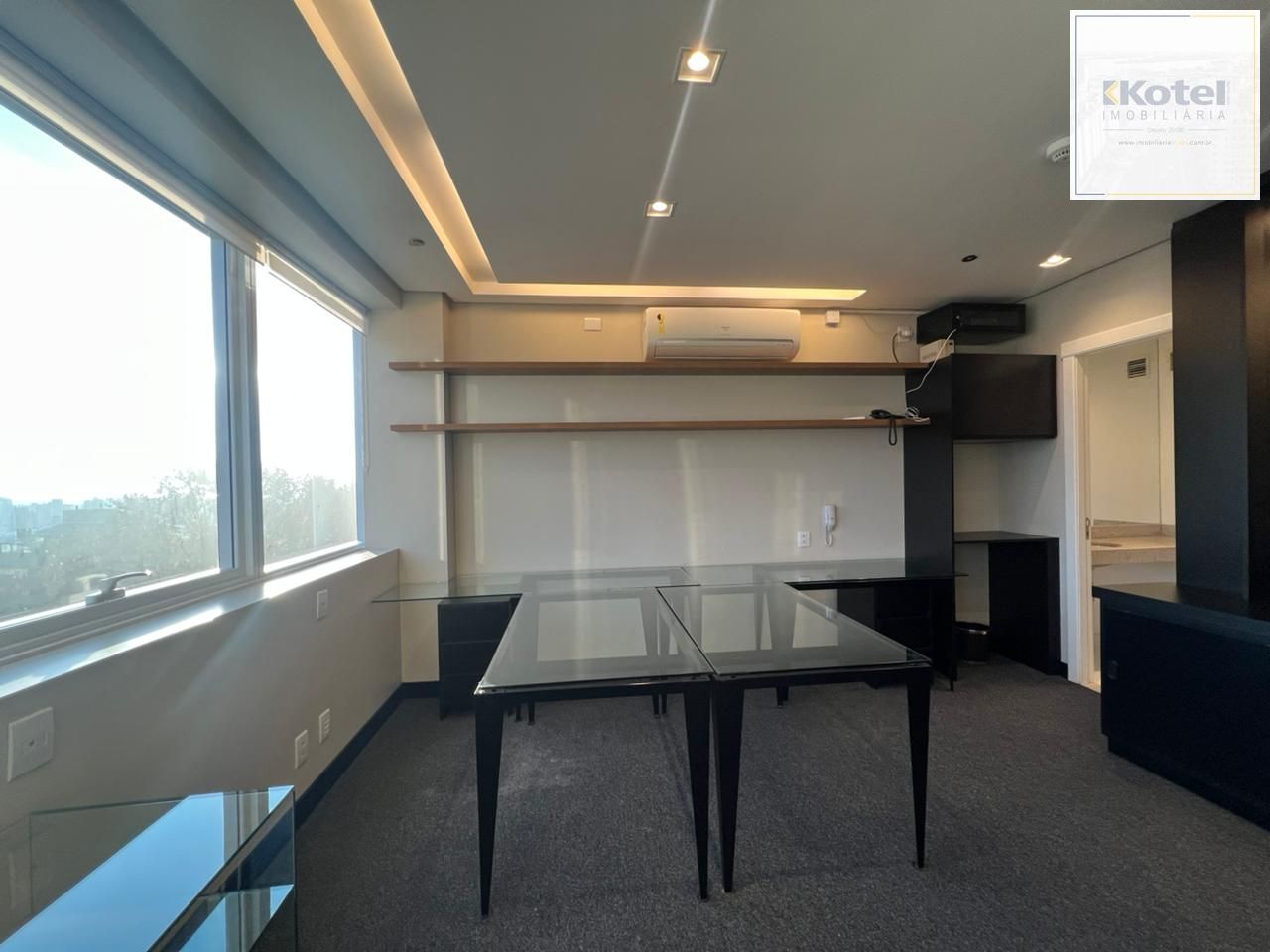 Sala comercial mobiliada com 40 m2 para alugar na Av. Anita Garibaldi.