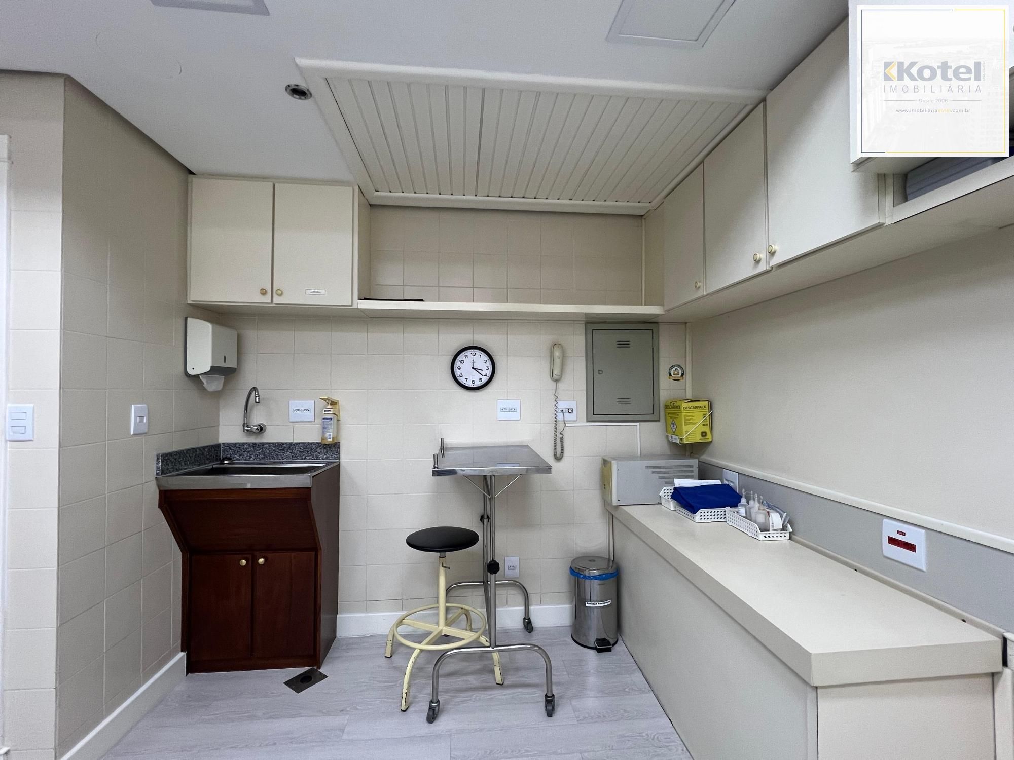 Espetacular Clínica de Cirurgia Médica toda montada à venda na Av. Carlos Gomes em Porto Alegre