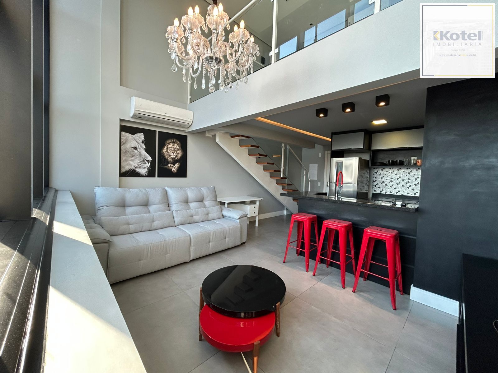 Apartamento duplex a venda, mobiliado e decorado, planta de 57 m2 com 1 dormitório, 2 vagas e 1 depósito.