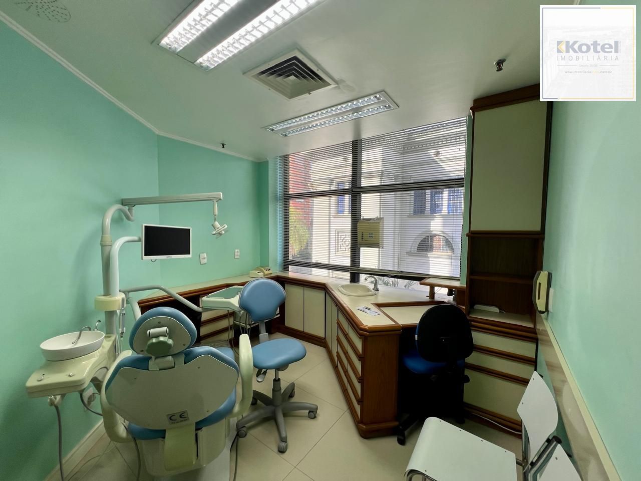 Clínica Odontológica mobiliada e equipada, 38 m2 com 2 vagas individuais na Av. Vinte e Quatro de Outubro