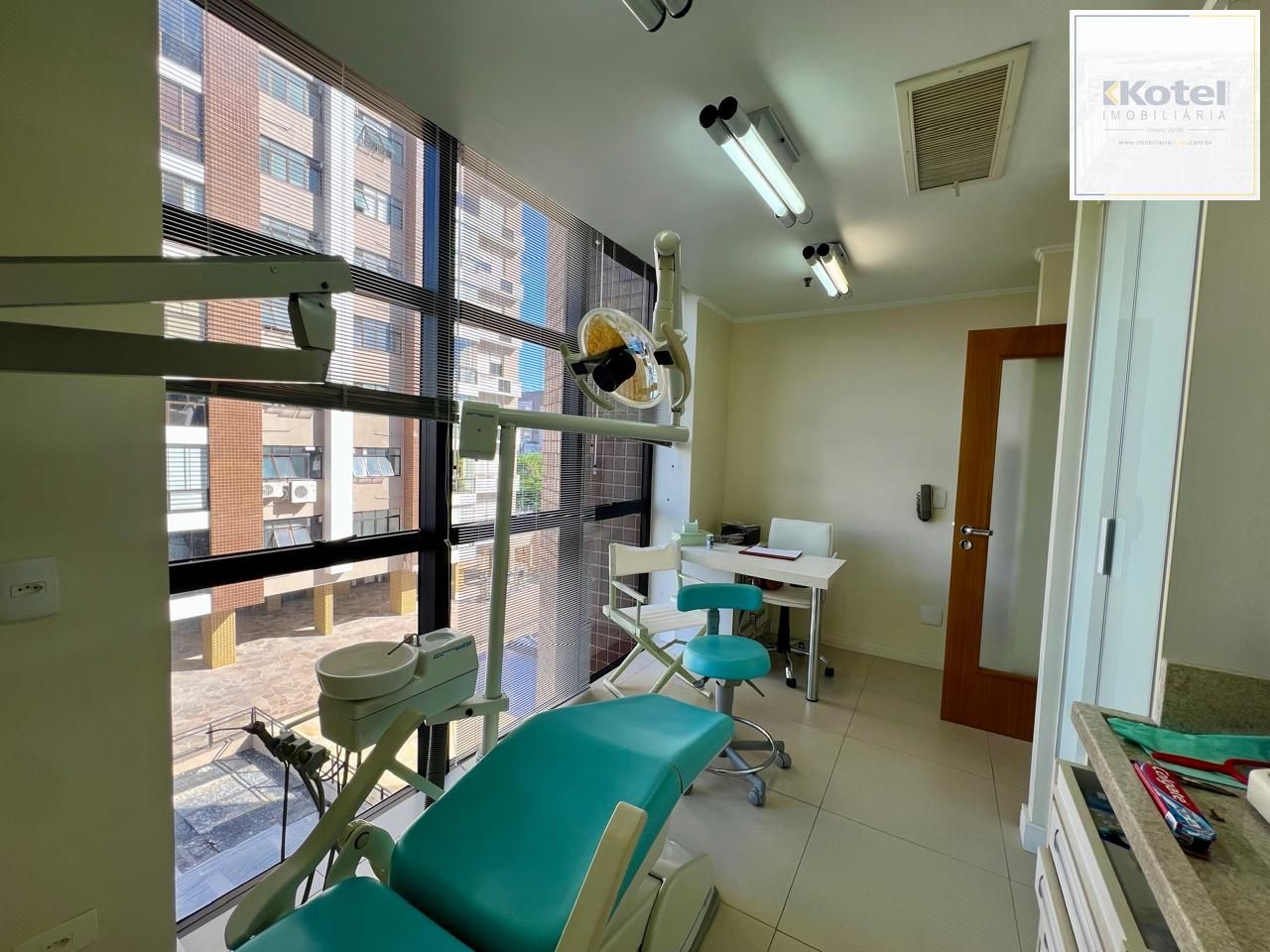 Clínica Odontológica mobiliada e equipada, 38 m2 com 2 vagas individuais na Av. Vinte e Quatro de Outubro