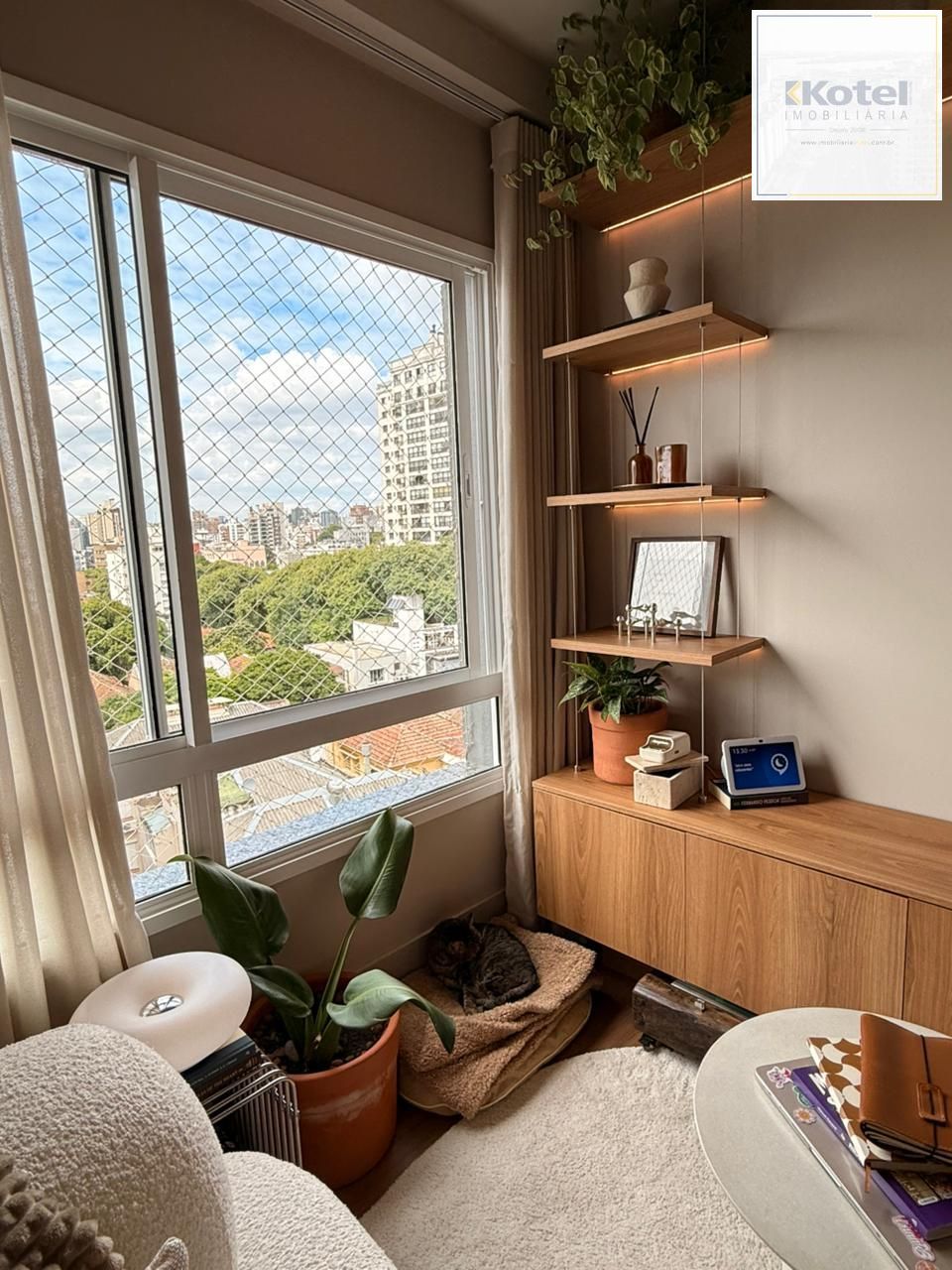 Apartamento mobiliado e decorado em alto padrão a venda no Quintal Moinhos.