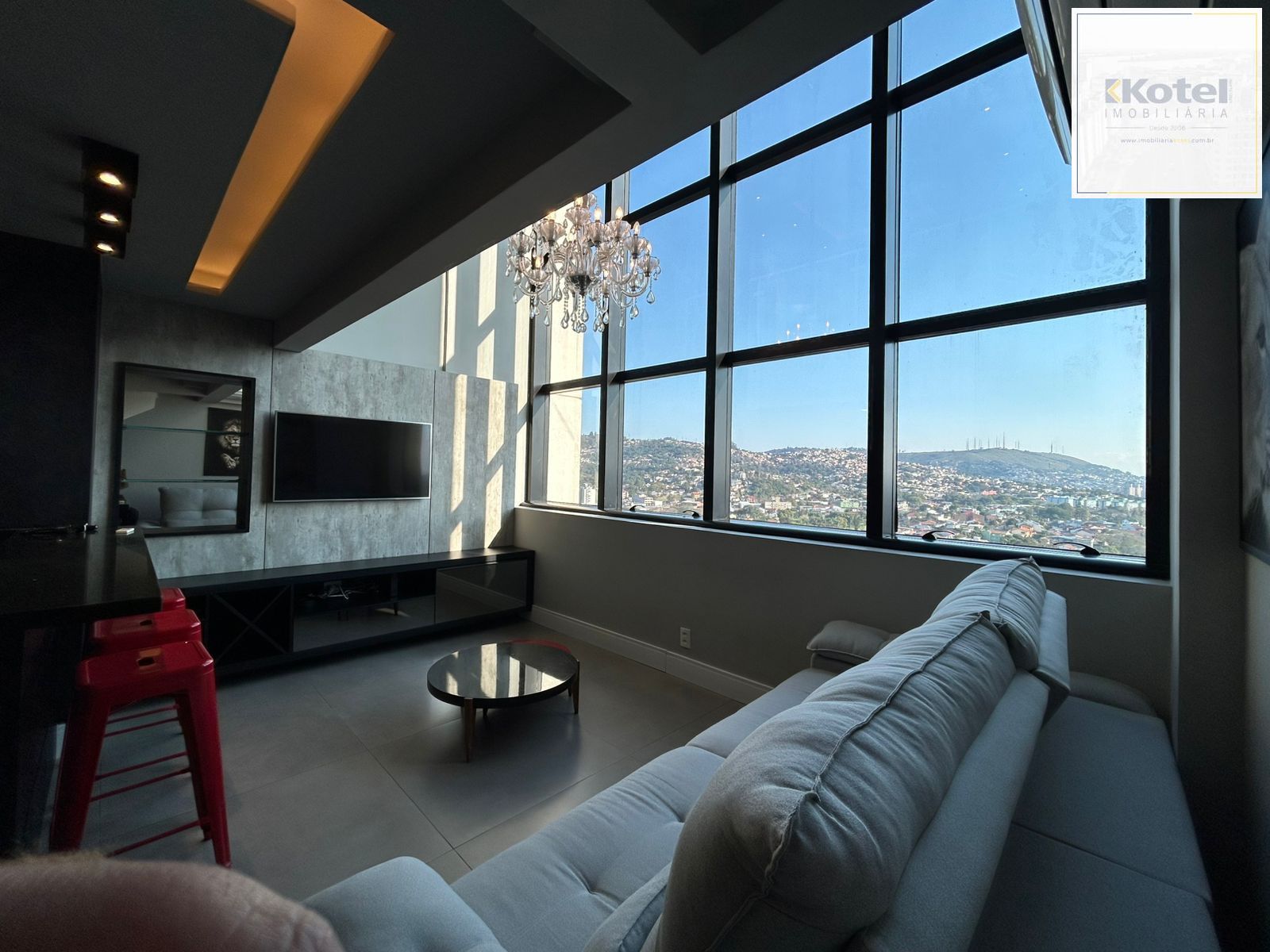 Apartamento duplex a venda, mobiliado e decorado, planta de 57 m2 com 1 dormitório, 2 vagas e 1 depósito.