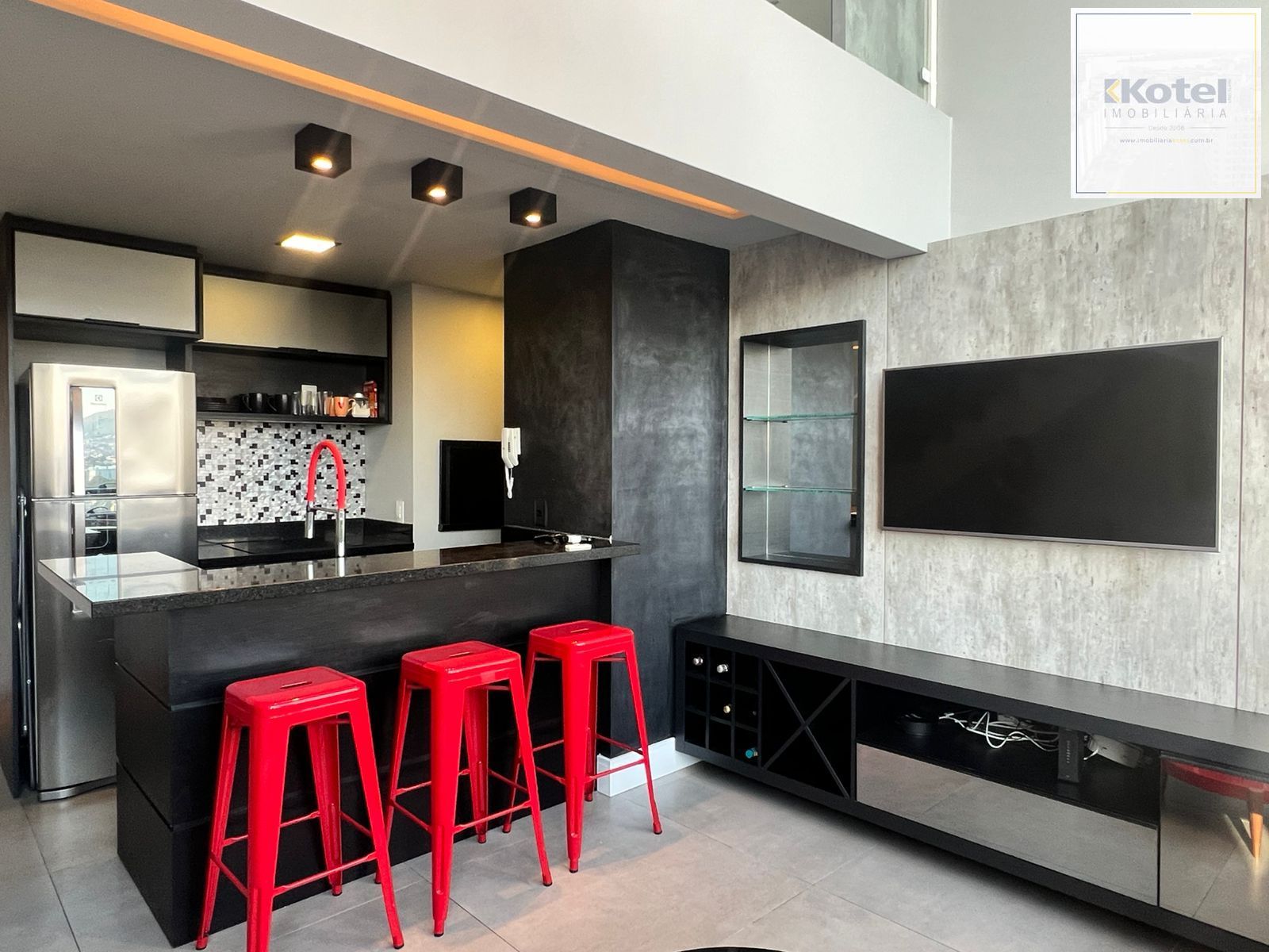 Apartamento duplex a venda, mobiliado e decorado, planta de 57 m2 com 1 dormitório, 2 vagas e 1 depósito.