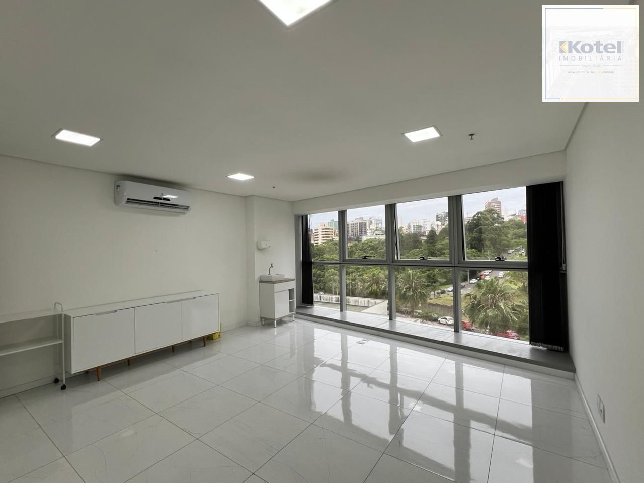 Sala comercial com 44 m2 a venda no Trend Nova Carlos Gomes.