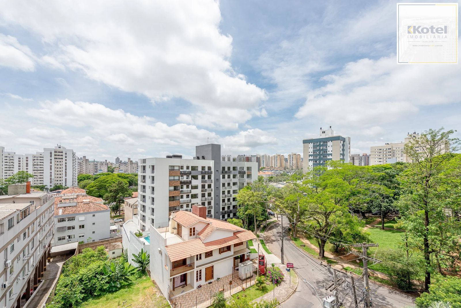 COBERTURA À VENDA c/ 168m2, 3 dormitórios, 1 suíte, 2 vagas de garagem, Passo da Areia, Porto Alegre !!