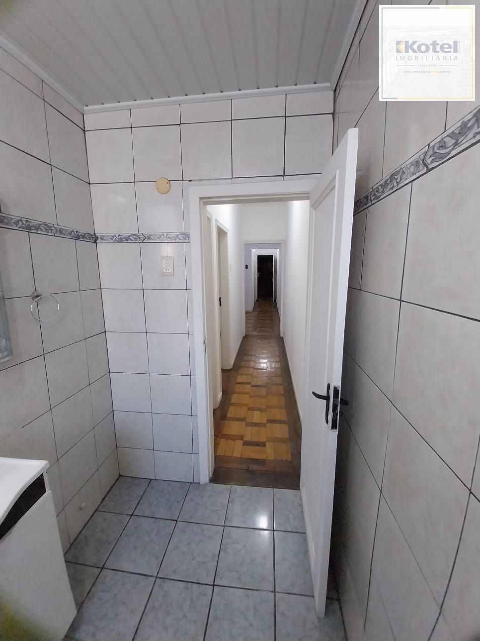 Oportunidade apto 2 dormitórios, c/ sacada em um deles e área de serviço. Centro Histórico P. Alegre.