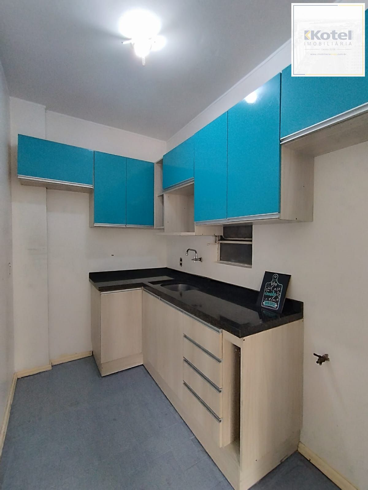 Excelente ap 1D com Suíte, cozinha planejada e banheiro reformado. Lima e Silva, centro P. Alegre -- Locado!