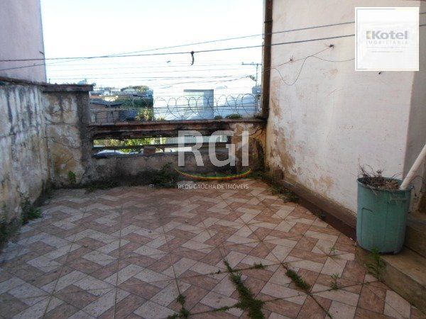 Prédio residencial e comercial, no bairro Navegantes em Porto Alegre