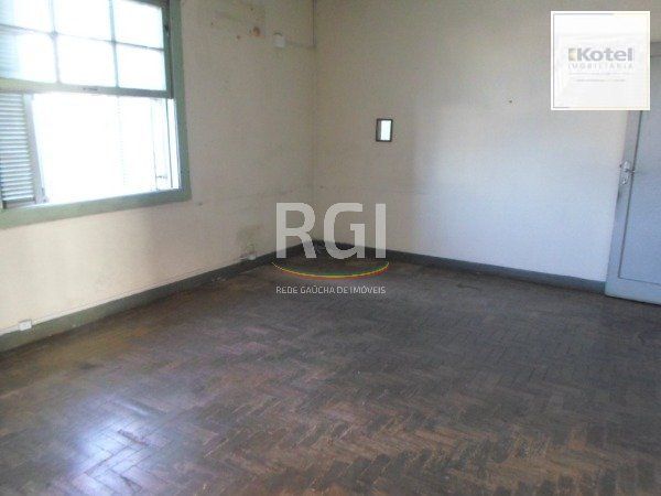 Prédio residencial e comercial, no bairro Navegantes em Porto Alegre