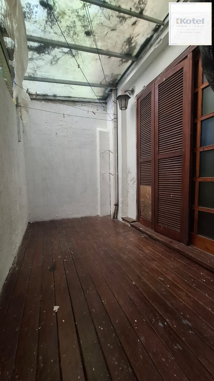 Amplo JK com pátio coberto e com taboão na Cidade Baixa - Porto Alegre