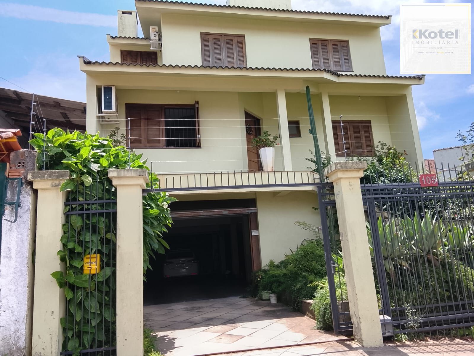 CASA / SOBRADO 5D e 10 vagas 3 Banheiros - Pátio enorme c/ Jacuzi e Pergolado - Living 3 ambientes - Sta Teresa