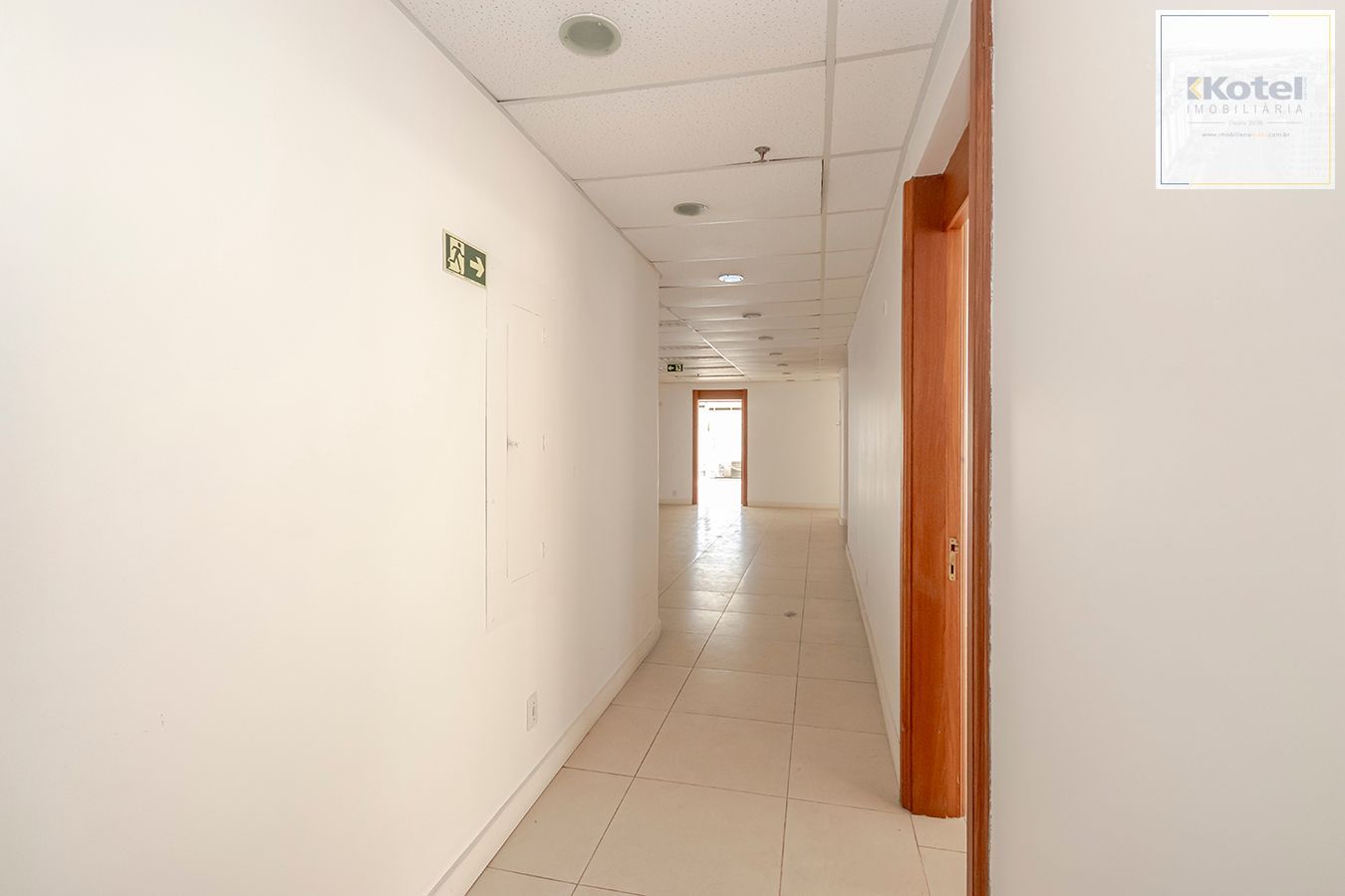 OPORTUNIDADE - Conjunto Comercial, meio andar inteiro com várias salas e salão!