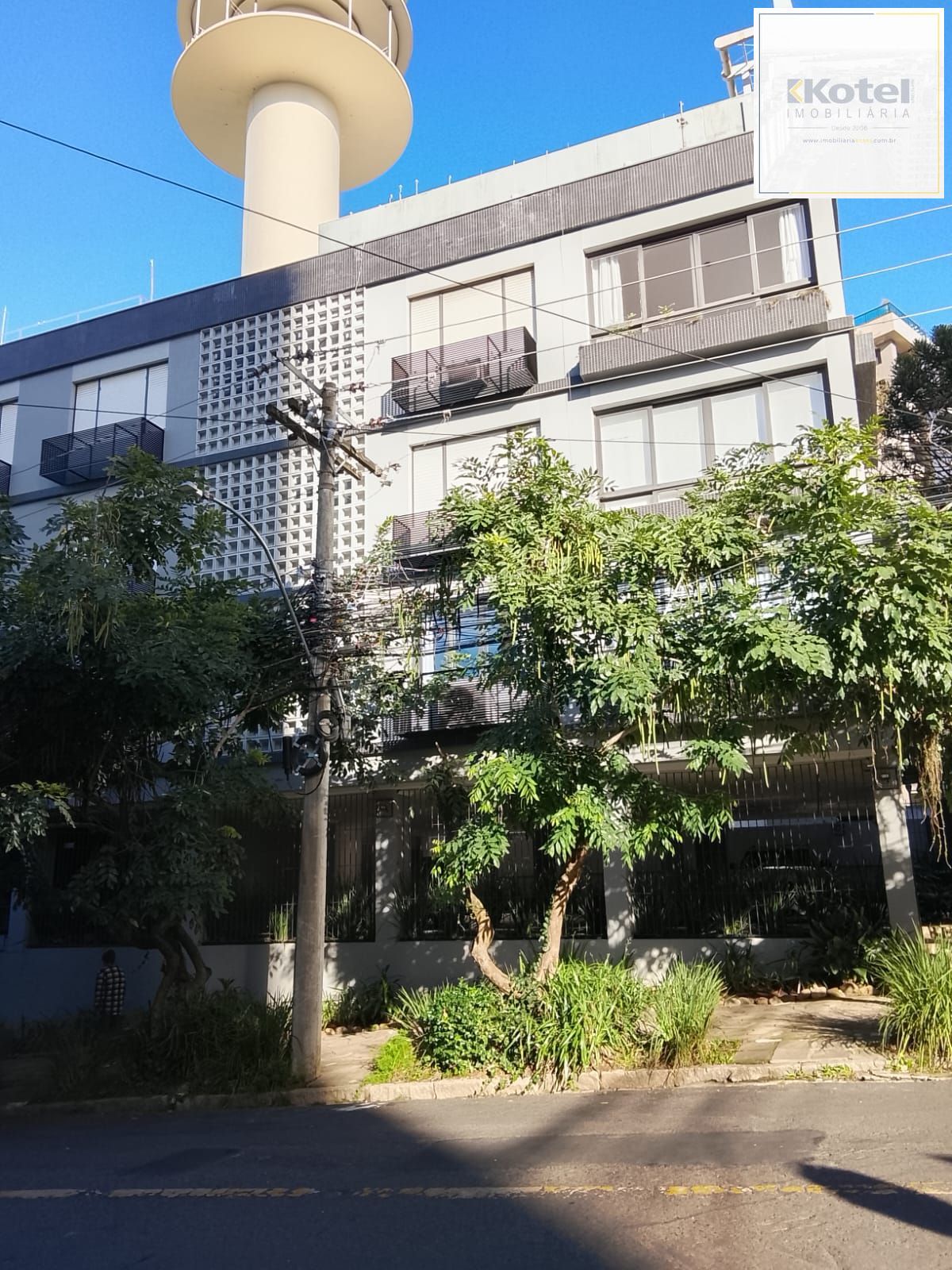 Oportunidade Única! Apartamento Semimobiliado de 3 Quartos e 1 Suíte Região Nobre em Porto Alegre — foto 2