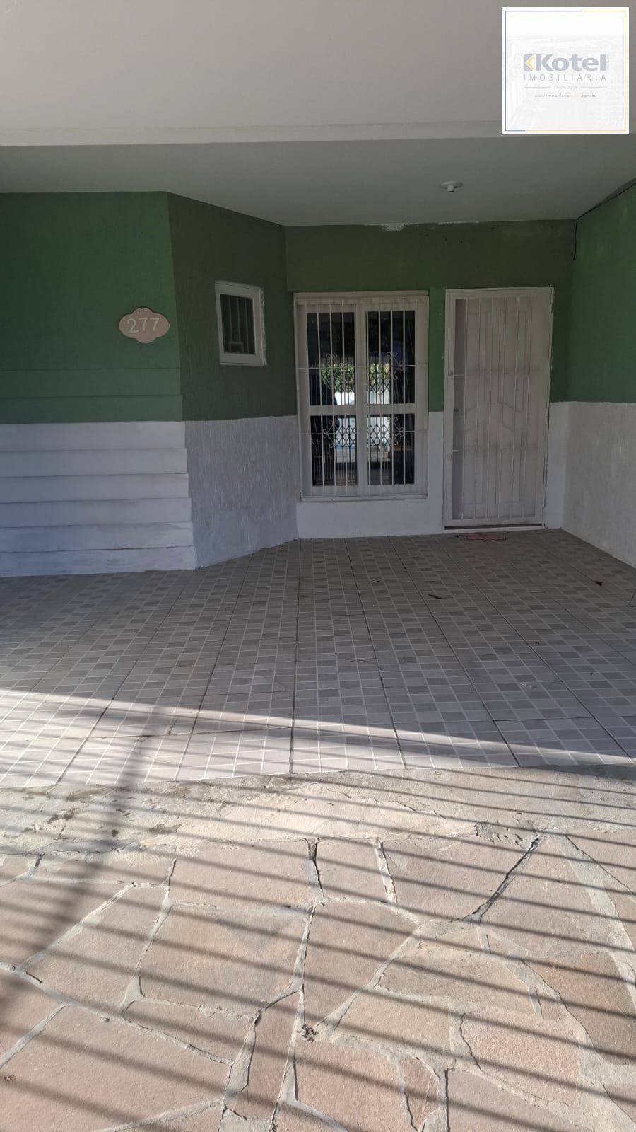 Excelente Casa / Sobrado na Zona Sul - Guarujá - Porto Alegre - preço competitivo!