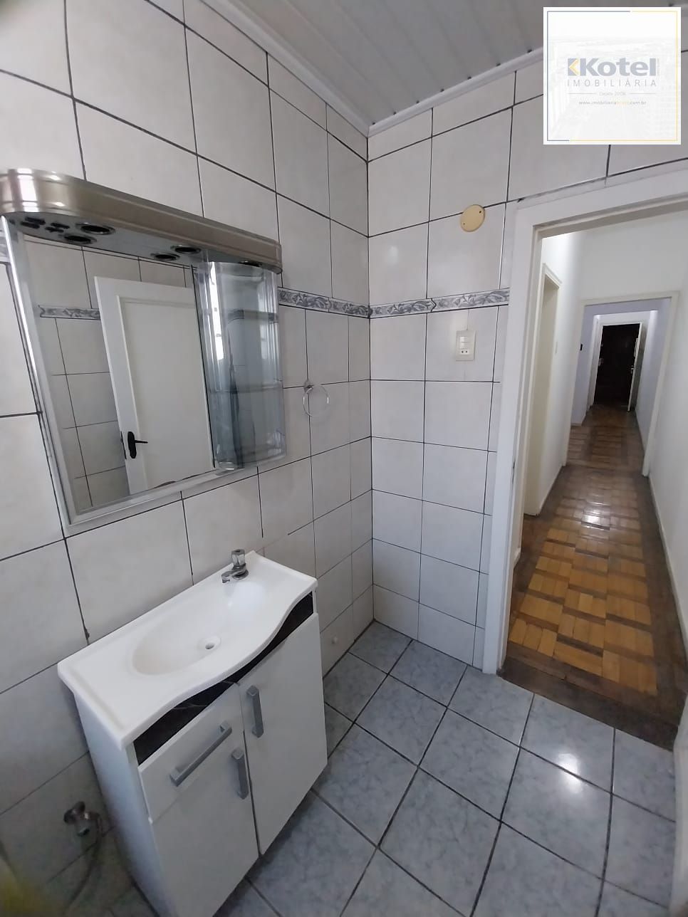 Oportunidade apto 2 dormitórios, c/ sacada em um deles e área de serviço. Centro Histórico P. Alegre.