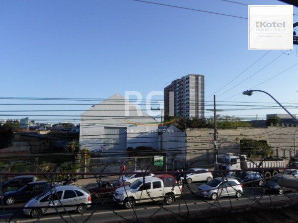 Prédio residencial e comercial, no bairro Navegantes em Porto Alegre