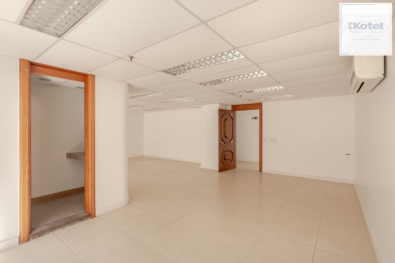 OPORTUNIDADE - Conjunto Comercial, meio andar inteiro com várias salas e salão!