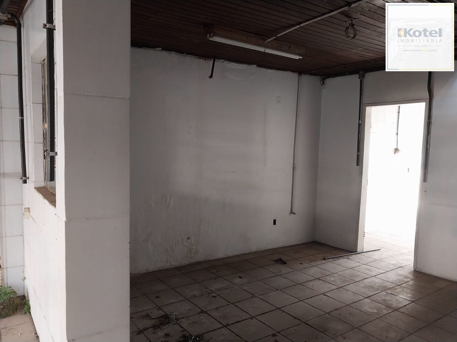 Prédio na Duque de Caxias, desocupado espaço amplo. Preço atrativo.