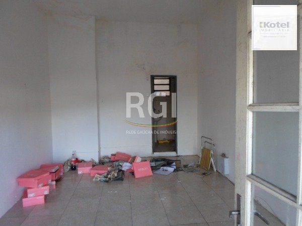 Prédio residencial e comercial, no bairro Navegantes em Porto Alegre