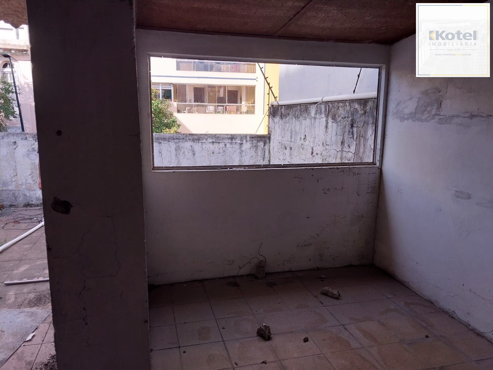 Prédio na Duque de Caxias, desocupado espaço amplo. Preço atrativo.