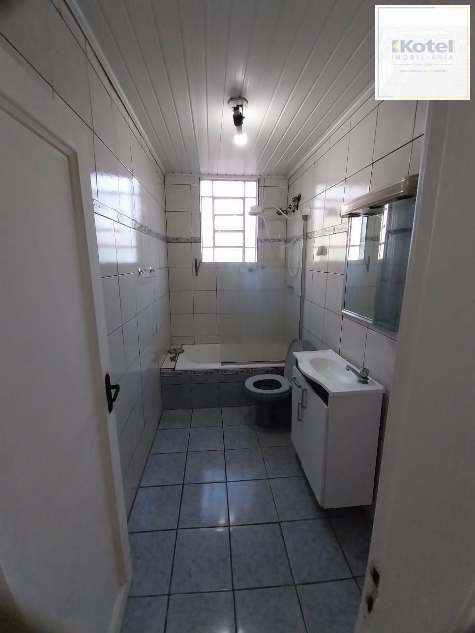 Oportunidade apto 2 dormitórios, c/ sacada em um deles e área de serviço. Centro Histórico P. Alegre.