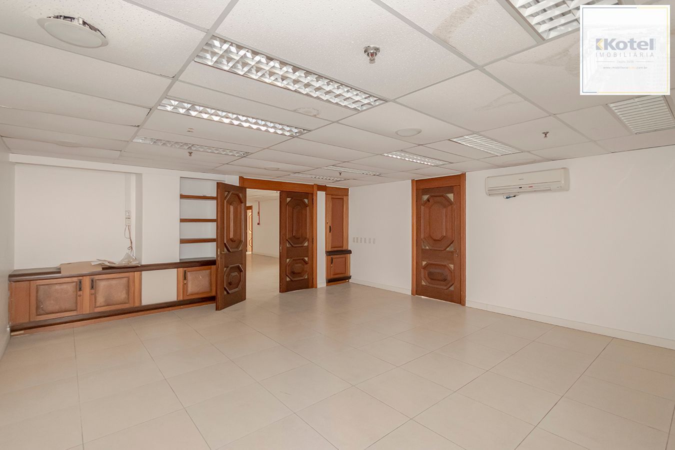 OPORTUNIDADE - Conjunto Comercial, meio andar inteiro com várias salas e salão!