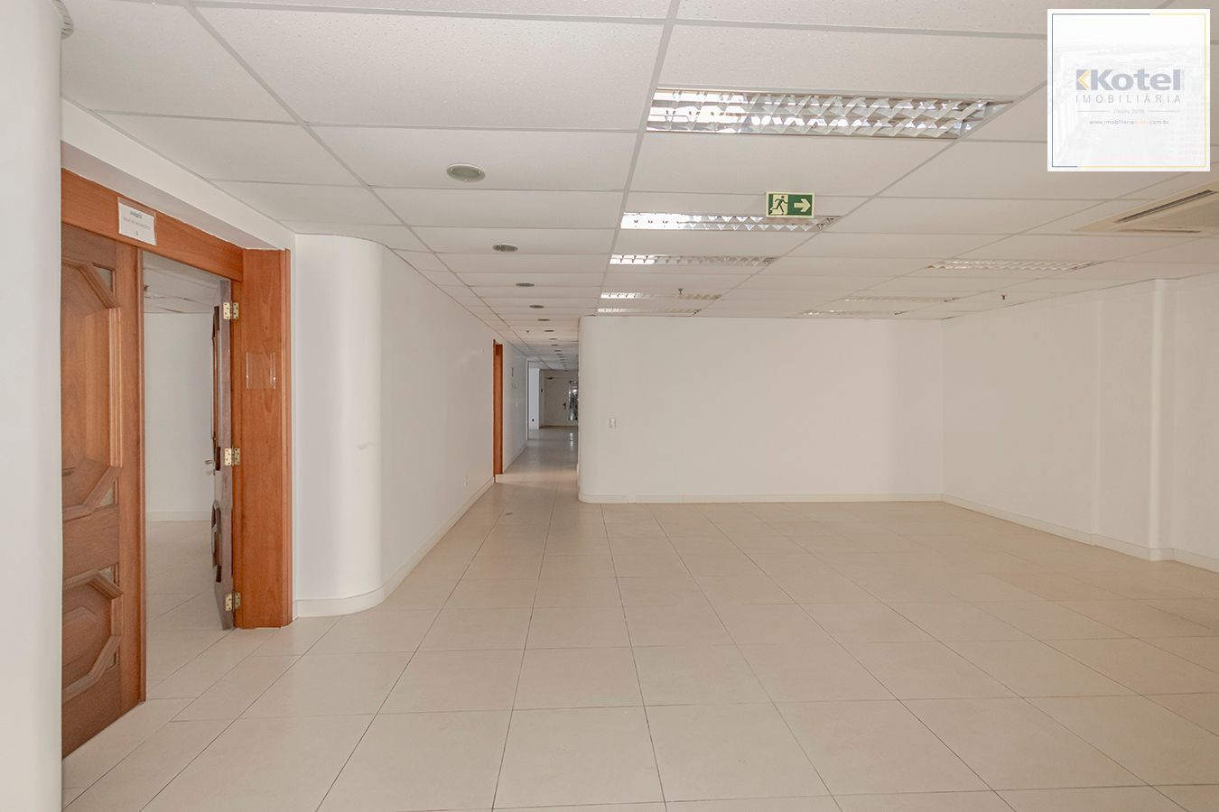 OPORTUNIDADE - Conjunto Comercial, meio andar inteiro com várias salas e salão!