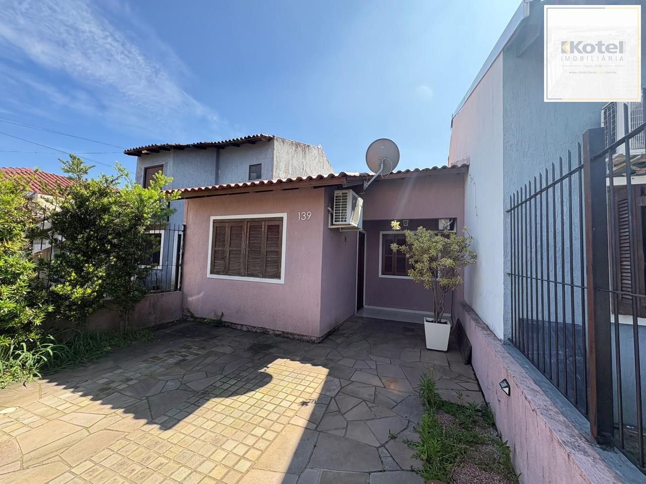 Casa térrea com 3 dormitórios, salão de festas com churrasqueira e 2 vagas de garagem.