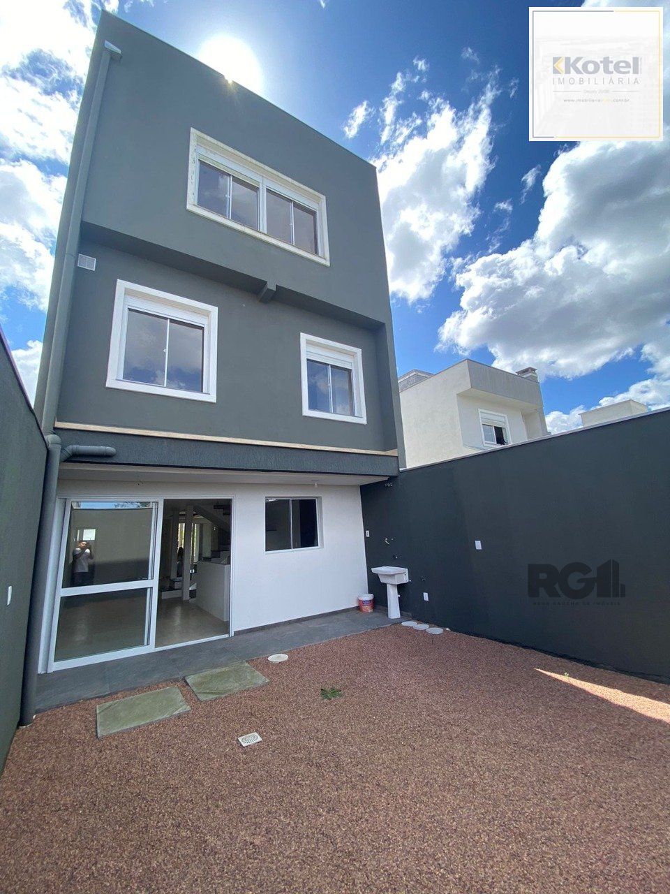 Casa com 03 Dormitórios / Amplo Terraço e Pátio — foto 5