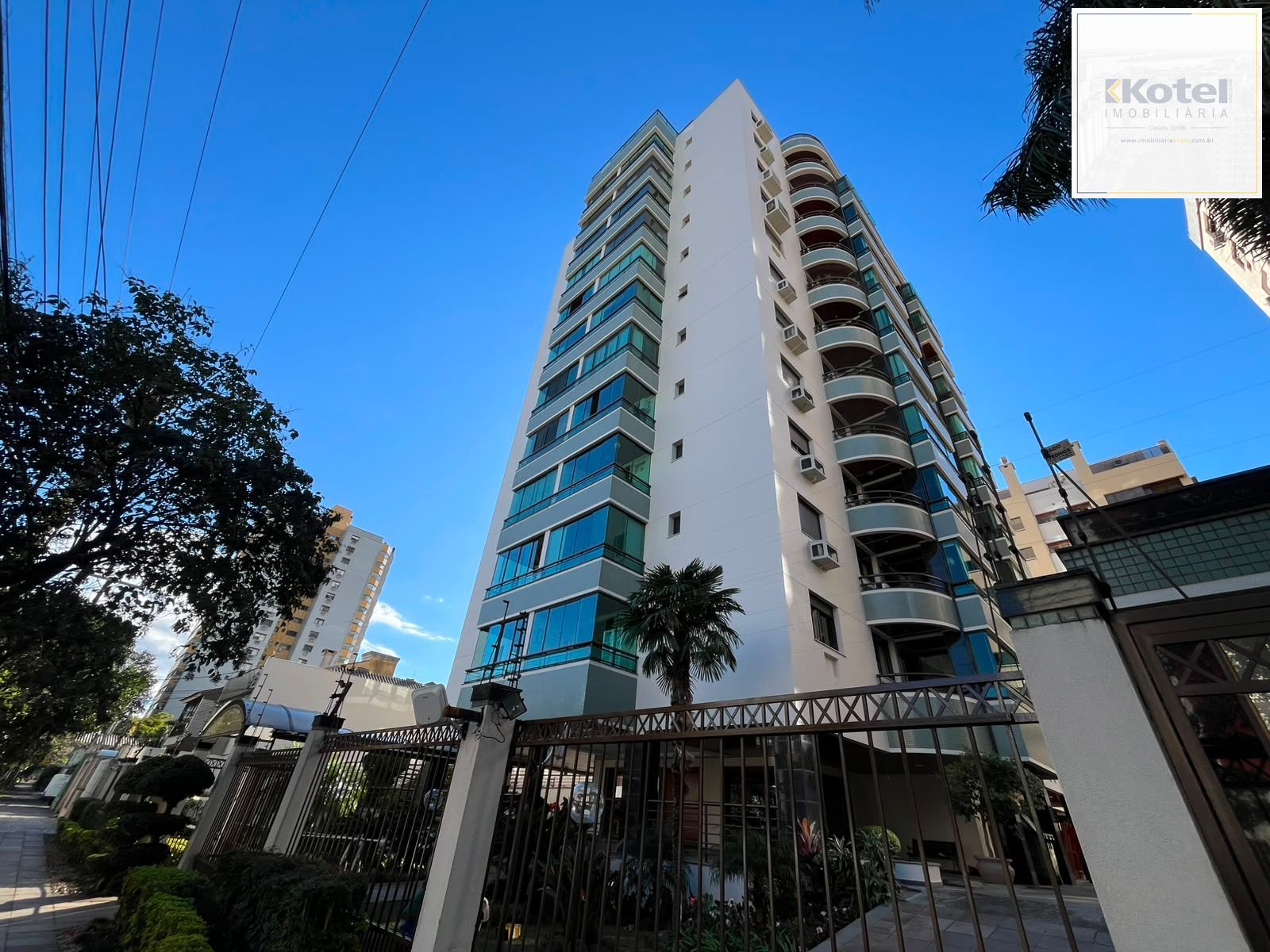 Apartamanto a venda no Menino Deus com 3 quartos e sacada — foto 2