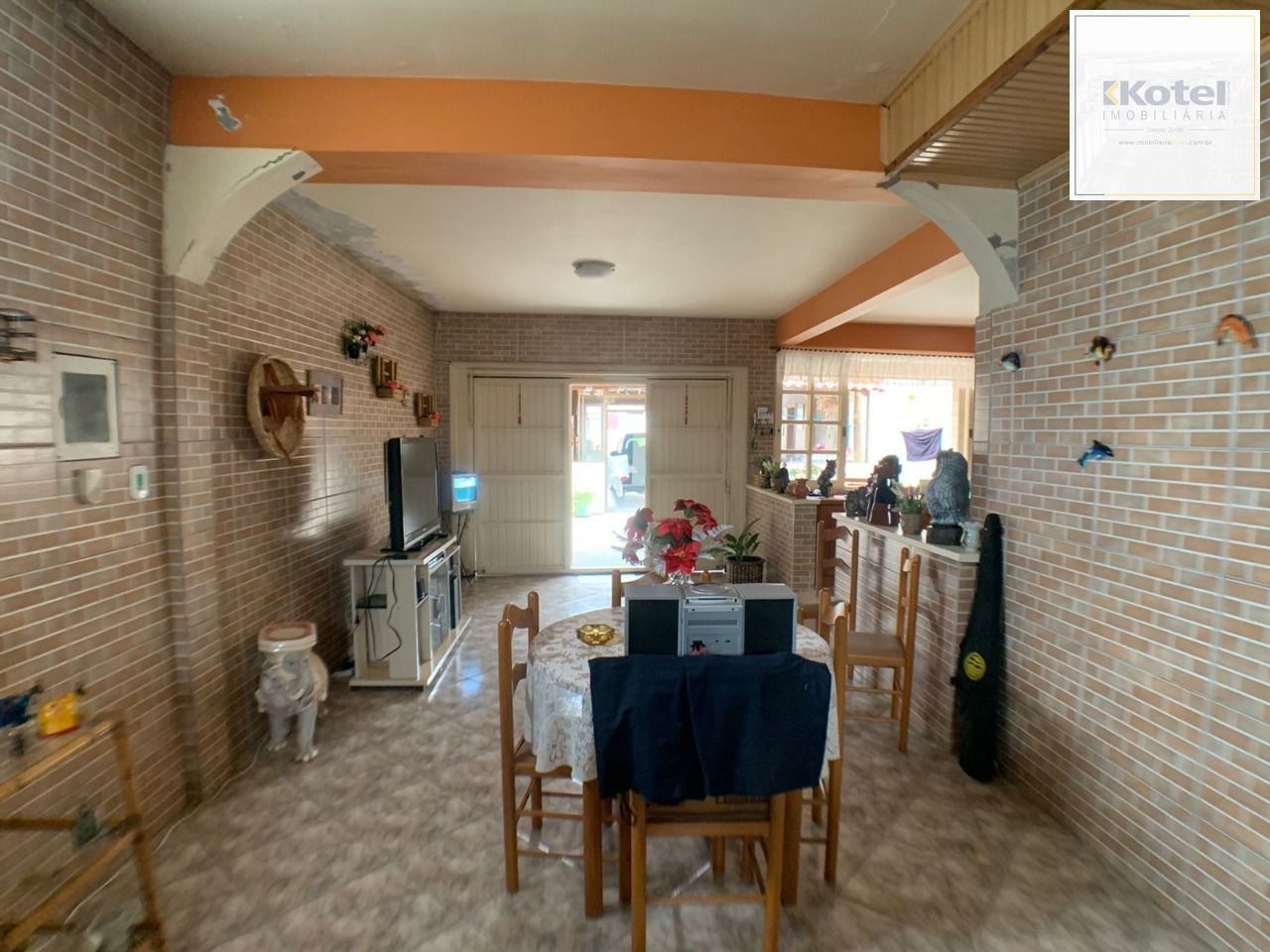 Casa para Venda - 318m², 3 dormitórios, Piscina, Bairro Guarujá — foto 2