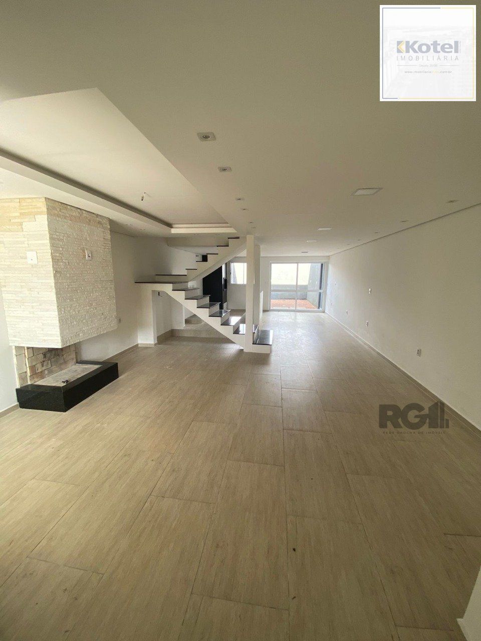 Casa com 03 Dormitórios / Amplo Terraço e Pátio — foto 2