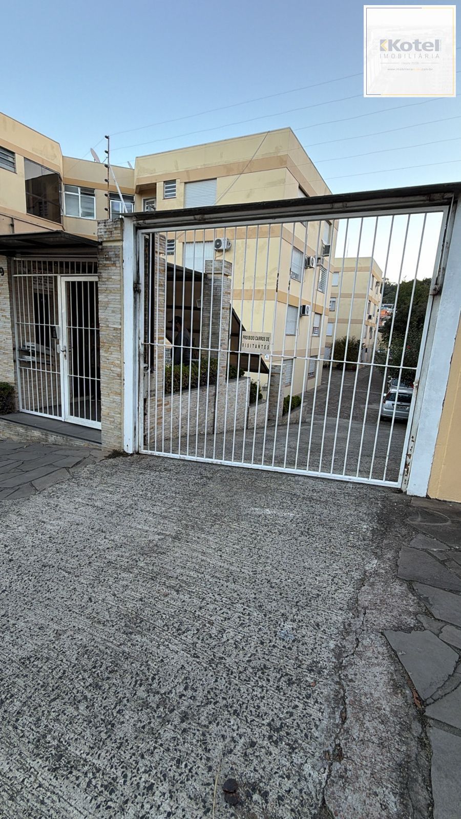 Apartamento de 1 dormitório, todo reformado e mobiliado, com vaga de garagem escriturada, localizado no bairro Santa Teresa. — foto 2