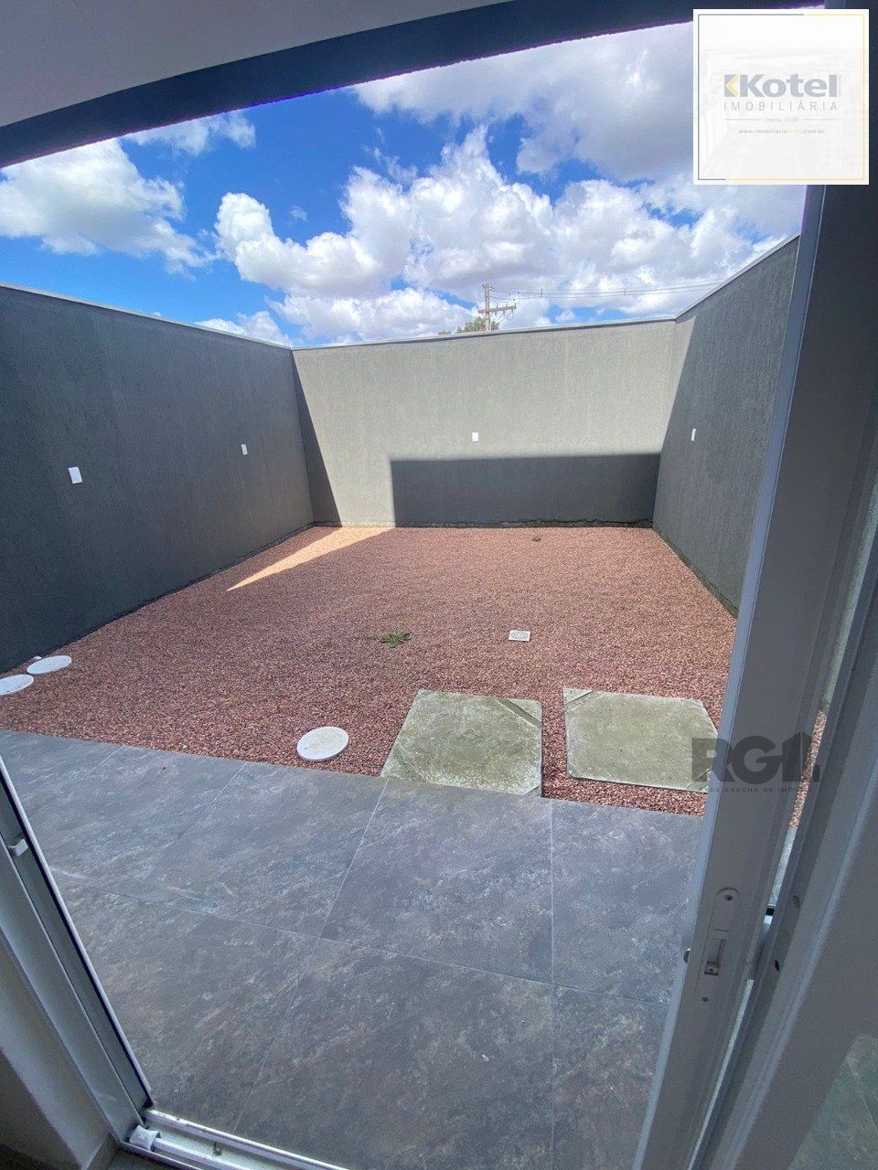 Casa com 03 Dormitórios / Amplo Terraço e Pátio — foto 4