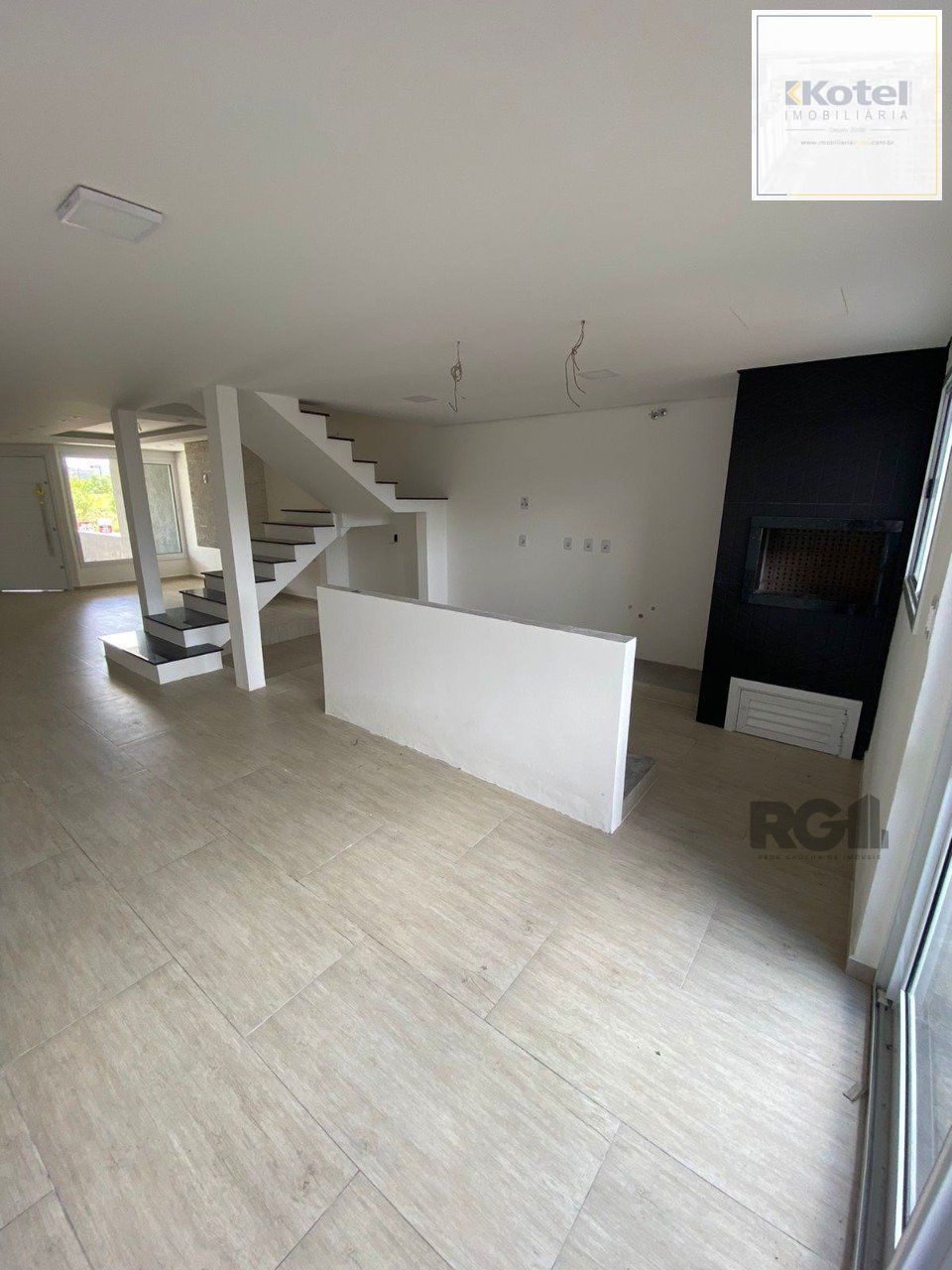 Casa com 03 Dormitórios / Amplo Terraço e Pátio — foto 3