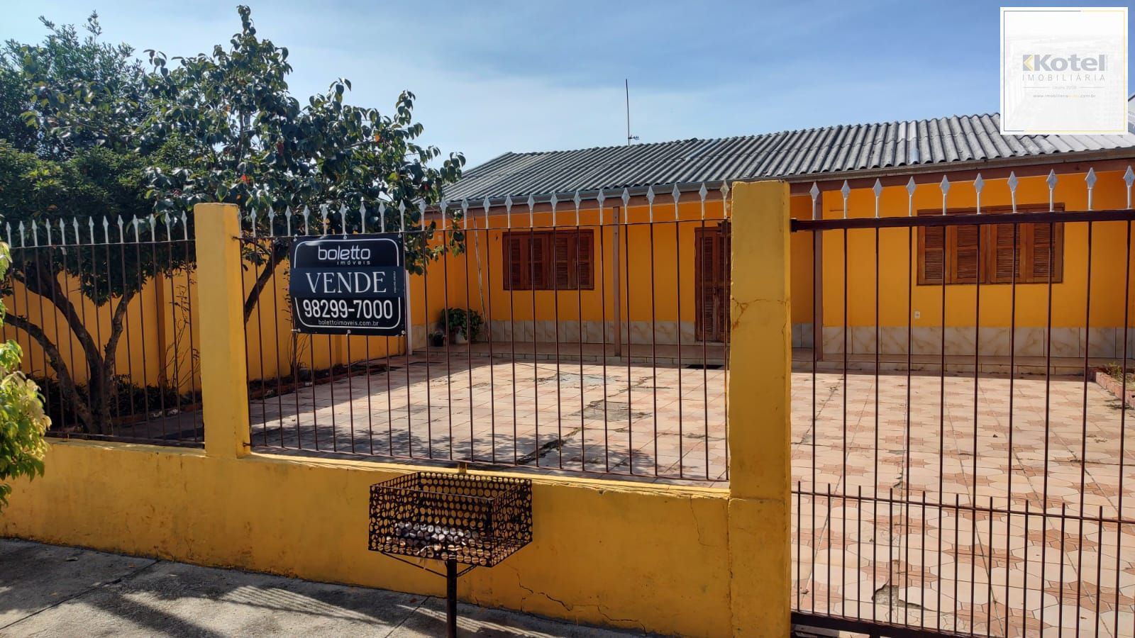 Vende casa com 84m² ,  2 dormitórios, terreno com 300m²